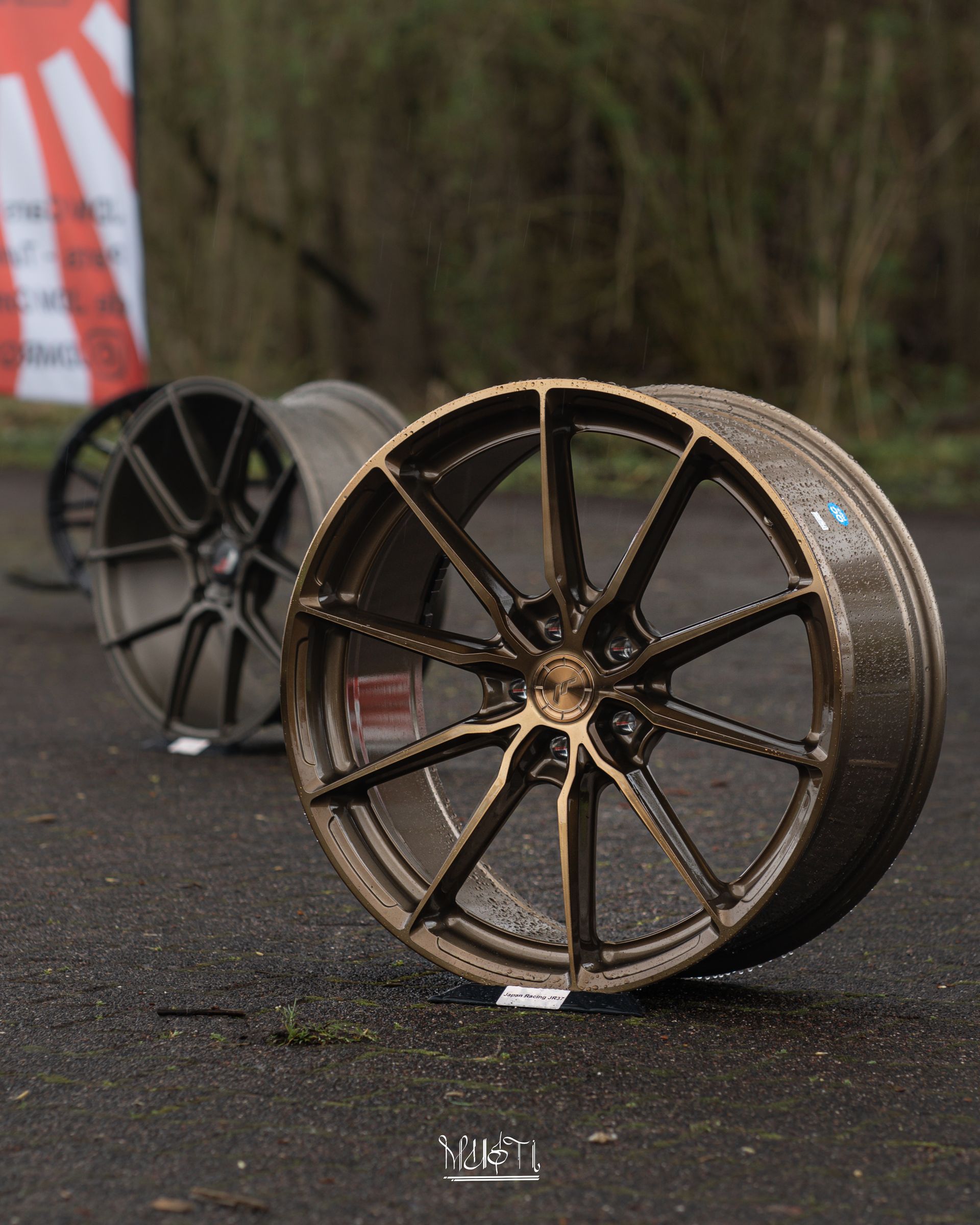 Bronzefarbene Japan-Racing-Felgen im Detail